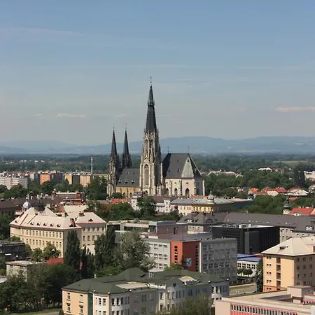 Univerzita Palackého V Olomouci *